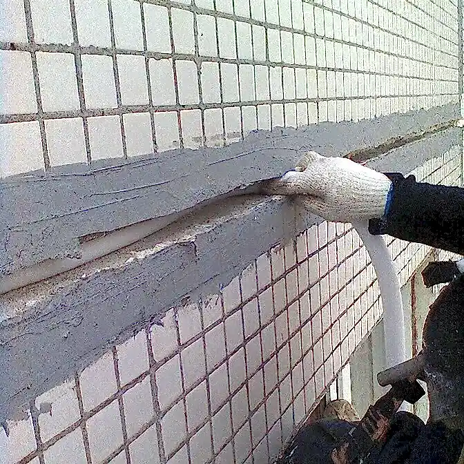 Рис. 48 Стык с остатками герметика.